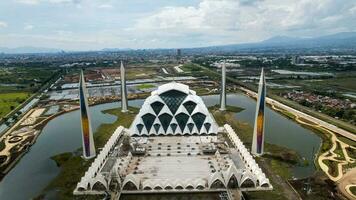 aérien vue de le magnifique paysage al-jabbar bandung mosquée bâtiment, une grand mosquée dans le ville de bandung. bandung, Indonésie, novembre 22, 2022 photo