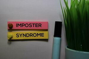 imposteur syndrome texte sur gluant Remarques isolé sur Bureau bureau photo