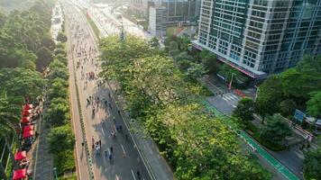 aérien vue de le une foule de gens prendre plaisir dimanche Matin près bunderan Hôtel Indonésie zone. voiture gratuit journée est enfin retour après le nombre de COVID-19 [feminine. Djakarta, Indonésie, août 23, 2022 photo