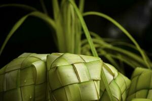 ketupat asiatique riz boulette. ketupat est une Naturel riz enveloppe fabriqué de Jeune noix de coco feuilles pour cuisine riz pendant eid mubarak eid ul fitr photo