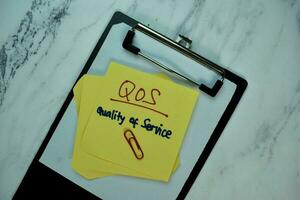 qos - qualité de un service écrire sur gluant Remarque isolé sur en bois tableau. affaires concept photo