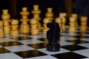 échecs Jeu pour des idées et compétition et stratégie. photographié sur une échiquier photo