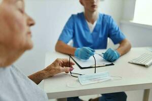 personnes âgées femme à le médecins rendez-vous hôpital traitement santé se soucier photo