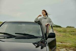 femme près voiture Voyage la nature voyage femelle relaxant photo