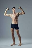 bodybuilder avec haltères dans mains pompé en haut corps faire des exercices exercice isolé Contexte photo