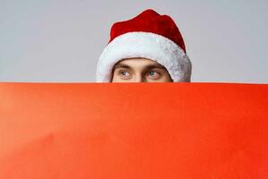 Beau homme dans une Noël chapeau avec rouge maquette affiche isolé Contexte photo