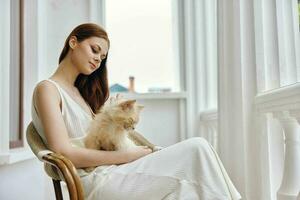 femme séance sur le terrasse avec une chat relaxation concept photo