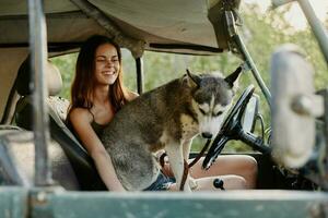 femme et sa rauque chien Heureusement en voyageant dans voiture sourire avec les dents l'automne marcher avec animal de compagnie, Voyage avec chien ami photo