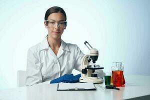 jolie femme laboratoire blanc manteau science photo