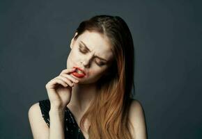 une femme avec brillant maquillage frottis rouge à lèvres sur sa visage photo