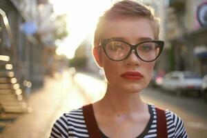 court aux cheveux femme portant des lunettes marcher Soleil vacances photo