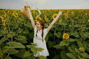 femme avec deux nattes dans une paille chapeau dans une blanc robe une champ de tournesols agriculture campagne photo