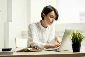 femme d'affaires à le bureau les documents professionnel emploi lumière Contexte photo