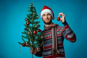 Beau homme dans une Père Noël chapeau en portant une bannière vacances studio posant photo