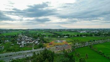 aérien vue de le ville coloré monument tembolak arc en ciel sur mataram. le plus récent icône de le ville de mataram Indonésie. Lombok, Indonésie, Mars 22, 2022 photo