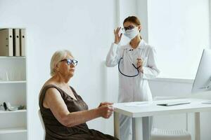 médecin dans médical masque discussion avec le patient professionnel Diagnostique photo