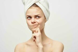 magnifique femme avec une bouton sur le visage cosmétologie studio photo