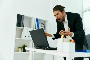 homme flux de travail dans le Bureau les documents émotions patron photo