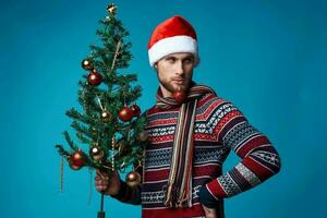 émotif homme dans une Père Noël chapeau Noël décorations vacances Nouveau année rouge Contexte photo