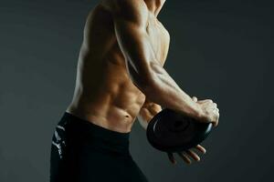 sportif homme avec pompé corps exercice aptitude isolé Contexte photo
