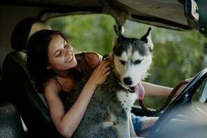 femme et sa rauque chien Heureusement en voyageant dans voiture sourire avec les dents l'automne marcher avec animal de compagnie, Voyage avec chien ami photo