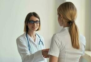 le patient venu à le médecin avec une stéthoscope sur une lumière Contexte photo