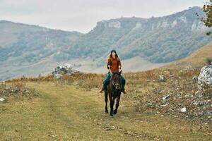 femme promeneur équitation une cheval sur la nature Voyage photo