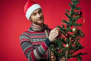 Beau homme dans Nouveau années vêtements décoration Noël isolé Contexte photo