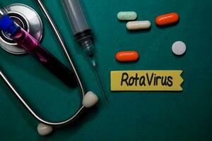 rotavirus écrire sur gluant Remarque isolé sur Bureau bureau. soins de santé concept photo