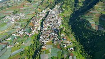 aérien vue de le Népal van Java est une rural tour sur le pistes de monter sommation, le beauté de bâtiment Maisons dans le campagne de le flanc de montagne. magelang, Indonésie, décembre 6, 2021 photo