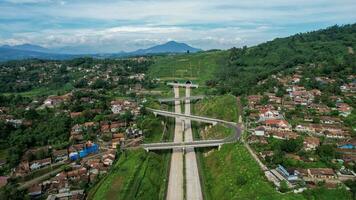 aérien vue de cisumdawu double tunnel bandung ville, péage porte et le intersection lequel est le début de le cisumdawu péage route section 1. bandung, Indonésie, mai 19, 2022 photo