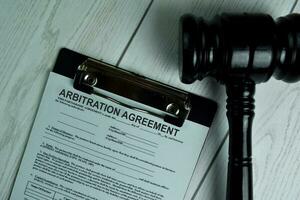 arbitrage accord document forme et noir juges marteau sur Bureau bureau. loi concept photo