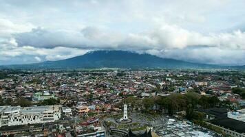 aérien vue de confiture gadang, une historique et plus célèbre point de repère dans bukittinggi ville, un icône de le ville et le plus a visité touristique destination par touristes. bukittinggi, Indonésie, janvier 25, 2023 photo