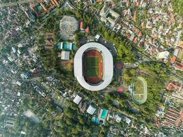 aérien Haut vers le bas vue de le magnifique paysage de manahan solo stade. avec paysage urbain Contexte. solo, Indonésie photo