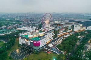 aérien vue de temps infini centre commercial jakarta jardin ville, temps infini est une le plus grand achats centre commercial dans est jakarta avec bruit nuage. Djakarta, janvier 2, 2023 photo