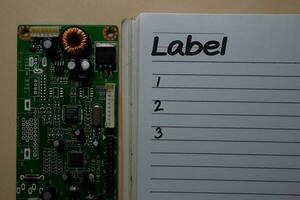 étiquette avec nombre écrire sur une livre avec circuit planche ordinateur isolé sur Bureau bureau. photo