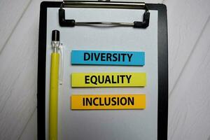 la diversité égalité inclusion écrire sur une gluant Remarque isolé sur Bureau bureau. photo