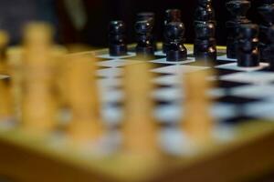 échecs planche Jeu pour des idées et compétition et stratégie doux concentrer sur une en bois table photo