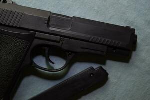 noir pistolet isolé sur vert Contexte photo