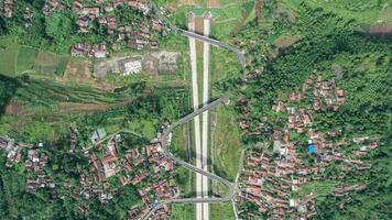 aérien vue de cisumdawu double tunnel bandung ville, péage porte et le intersection lequel est le début de le cisumdawu péage route section 1. bandung, Indonésie, mai 19, 2022 photo