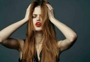 portrait de roux femme avec rouge lèvres émotions modèle gris Contexte photo
