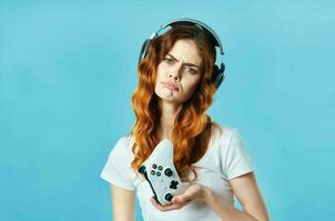 de bonne humeur femme dans une blanc T-shirt avec une manette dans sa mains vidéo Jeux divertissement photo