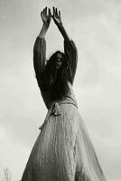 jolie femme longue coiffure dans Extérieur mariage robe noir et blanc photo