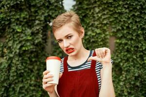 femme avec court cheveux tasse de boisson en plein air émotions photo