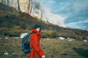 voyageur dans chaud vêtements repos dans la nature dans le montagnes dans le tomber haute falaises vacances modèle tourisme photo