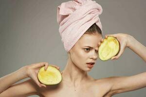 émotif femme avec nu épaules spa traitements nettoyer peau et santé mangue dans mains photo