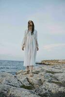 femme dans blanc robe rochers océan la nature liberté photo