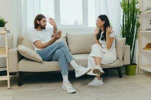 Jeune couple mari et épouse bats toi et hurler à chaque autre car de désaccords dans le famille, psychopathe émotif instable Etat dans le famille, des couples divorce photo