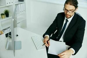 homme d'affaire les documents dans main la communication par téléphone mode de vie photo