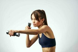 sportif femme faire des exercices avec haltères aptitude motivation mode de vie photo